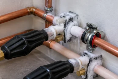 Zbliżenie na oszronione rury miedziane i obejmy zamrażarki hydraulicznej wykonane przez EL-HYDRO w Zielonej Górze, Nowej Soli i Sulechowie.